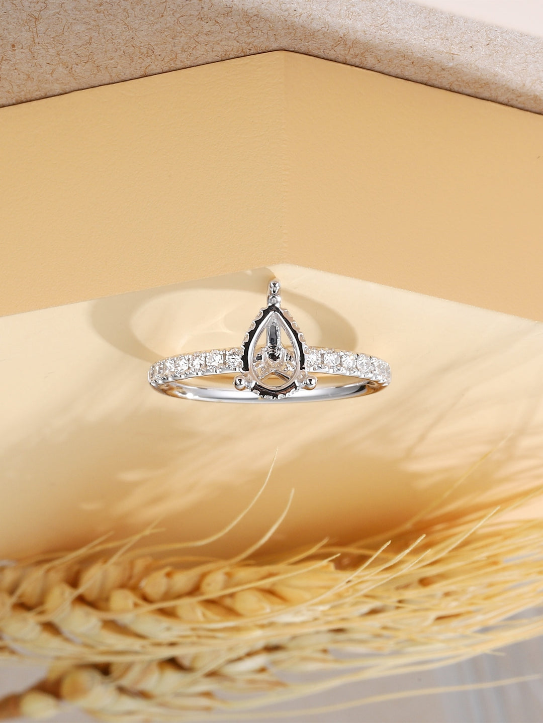 High-Quality Platinum  ring mount with diamonds,Centre for 1.5ct pear shape - ModeMagneet